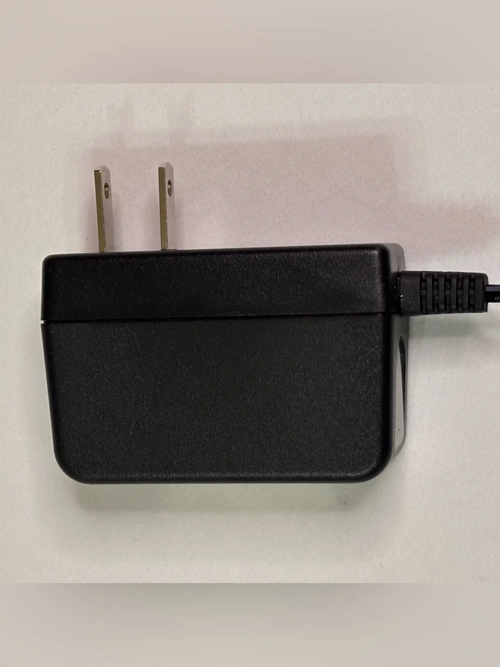 12V 1A Switching Adapter - Black - Picture 3 of 6